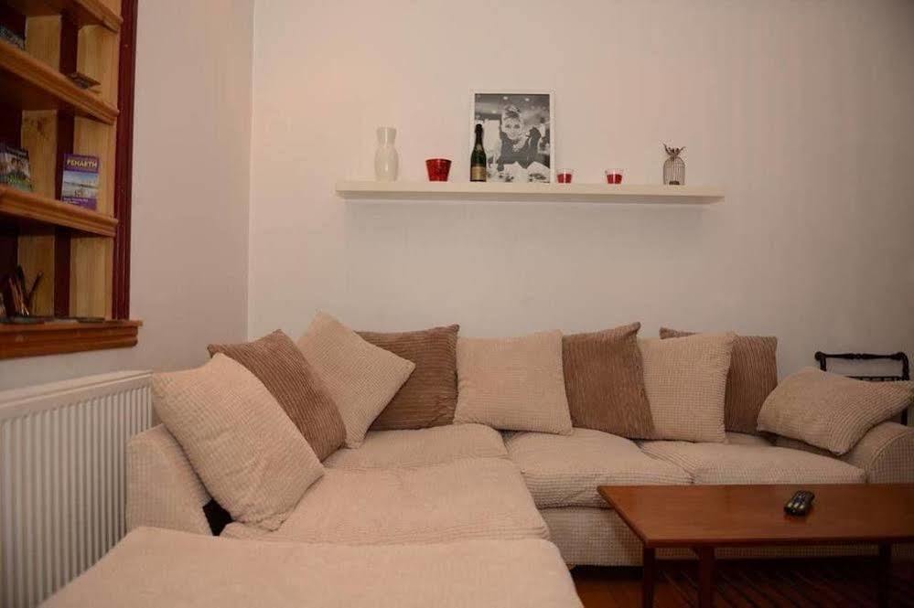 F3 2 Bedroomed Town House - Free Parking - Super 150 Mbps Wifi Near Gavin N Stacey Film House - 1 Free Dog Allowed Barry Exteriér fotografie