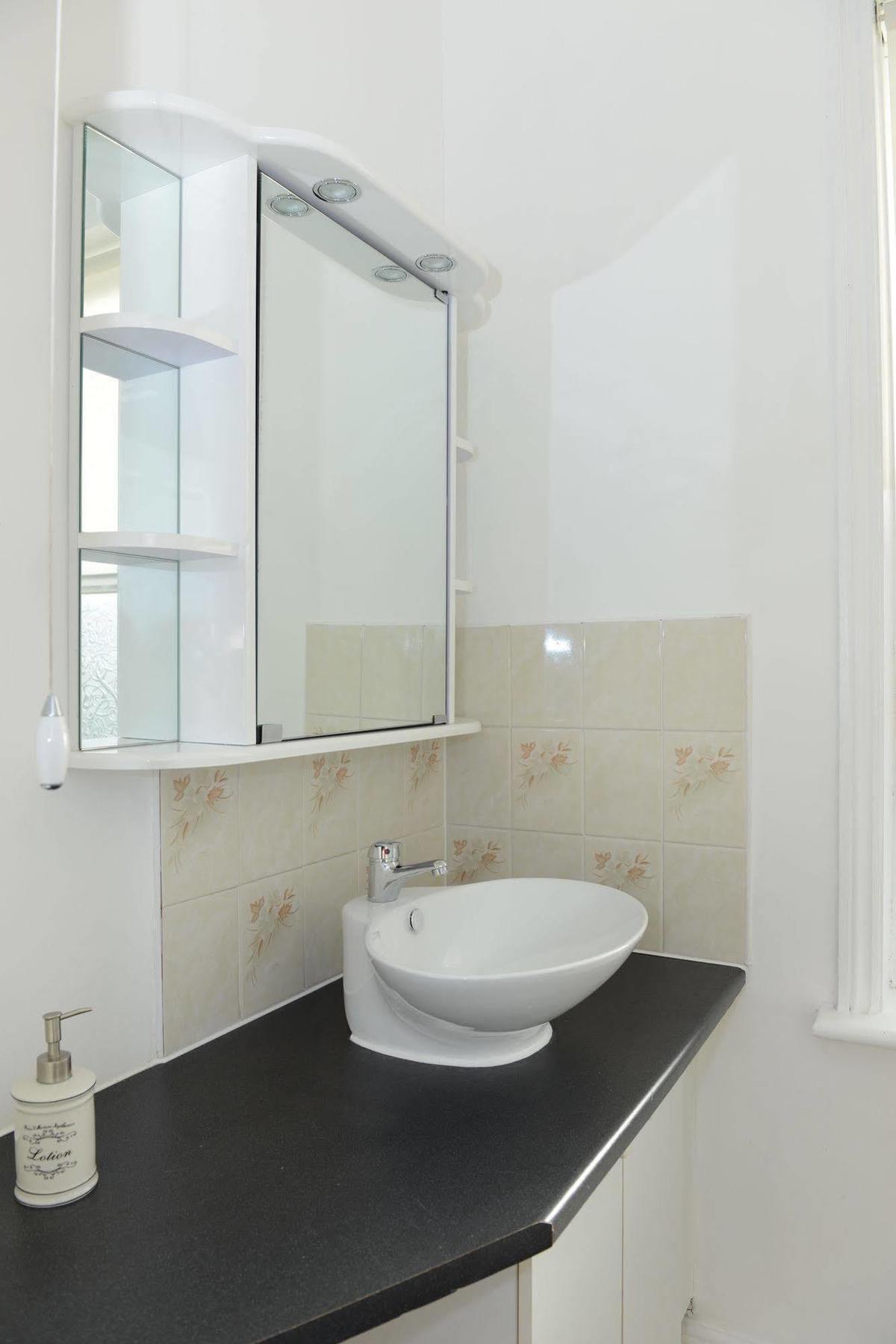 F3 2 Bedroomed Town House - Free Parking - Super 150 Mbps Wifi Near Gavin N Stacey Film House - 1 Free Dog Allowed Barry Exteriér fotografie